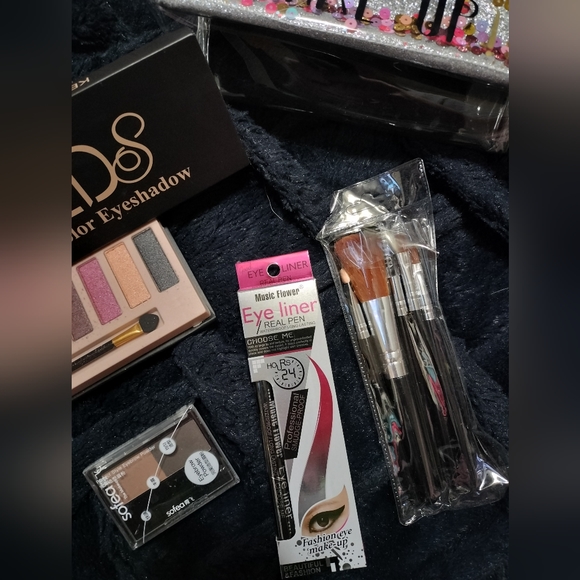 Makeup case with some Makeup - Picture 2 of 4